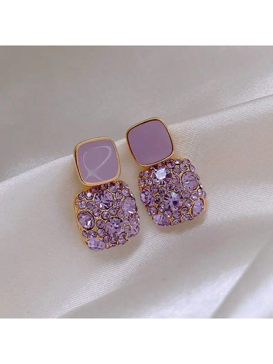 A pair of diamond studded oil dripping square earrings, new Korean style fashionable diamond studded earrings, retro geometric simple and elegant earrings, a must-have item for fashionable women, very suitable for daily commuting, work and dating wear