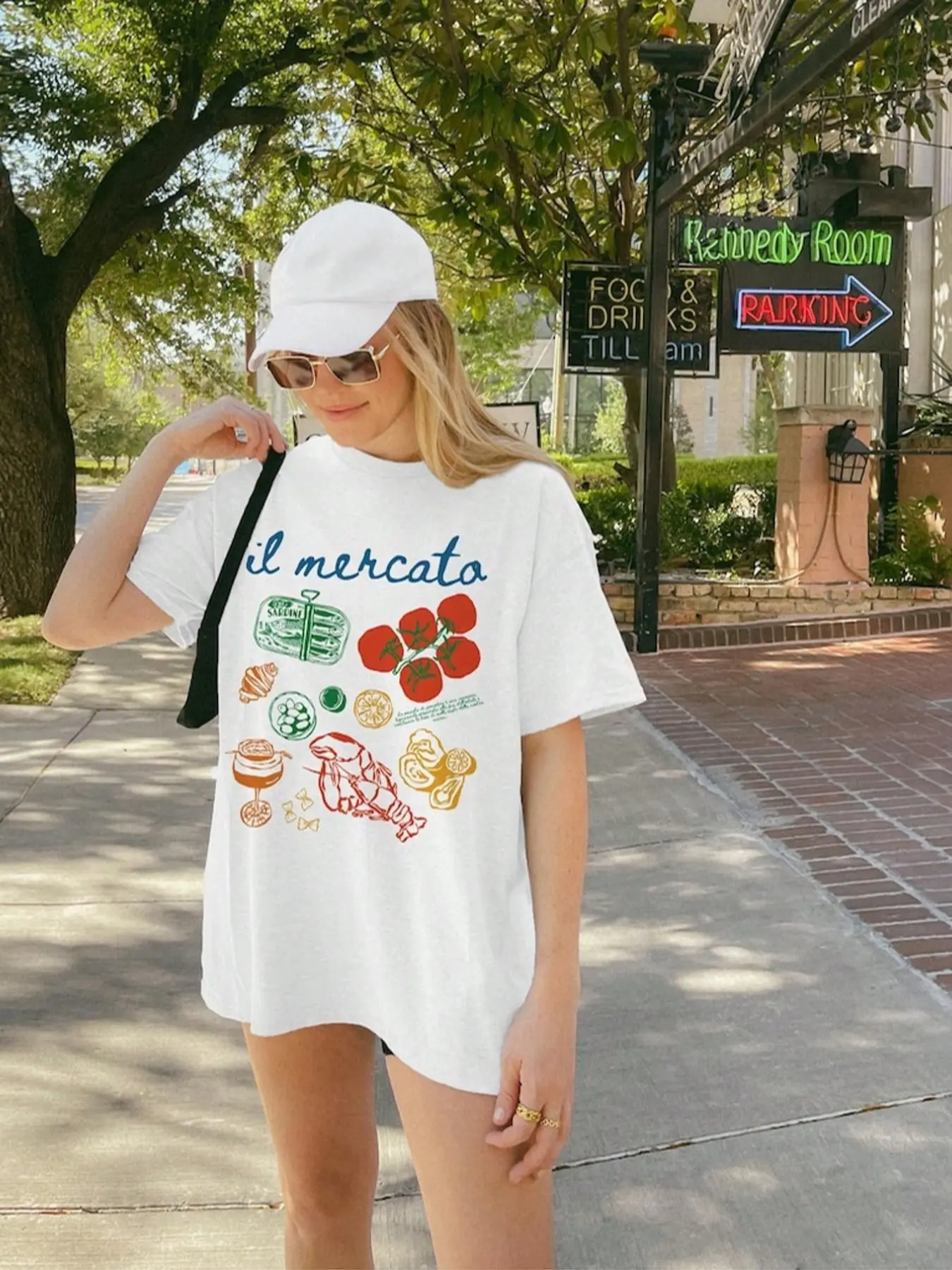il mercato Italian Market Food White T-Shirt, Summer, Casual Coastal Italian Streetwear Top, Cotton Fabric, Retro Italian Market Aesthetic, Relaxed Oversized Fit, Eye-Catching Italian Food Print, Versatile Daily Wear, Perfect for Italy/Food Style