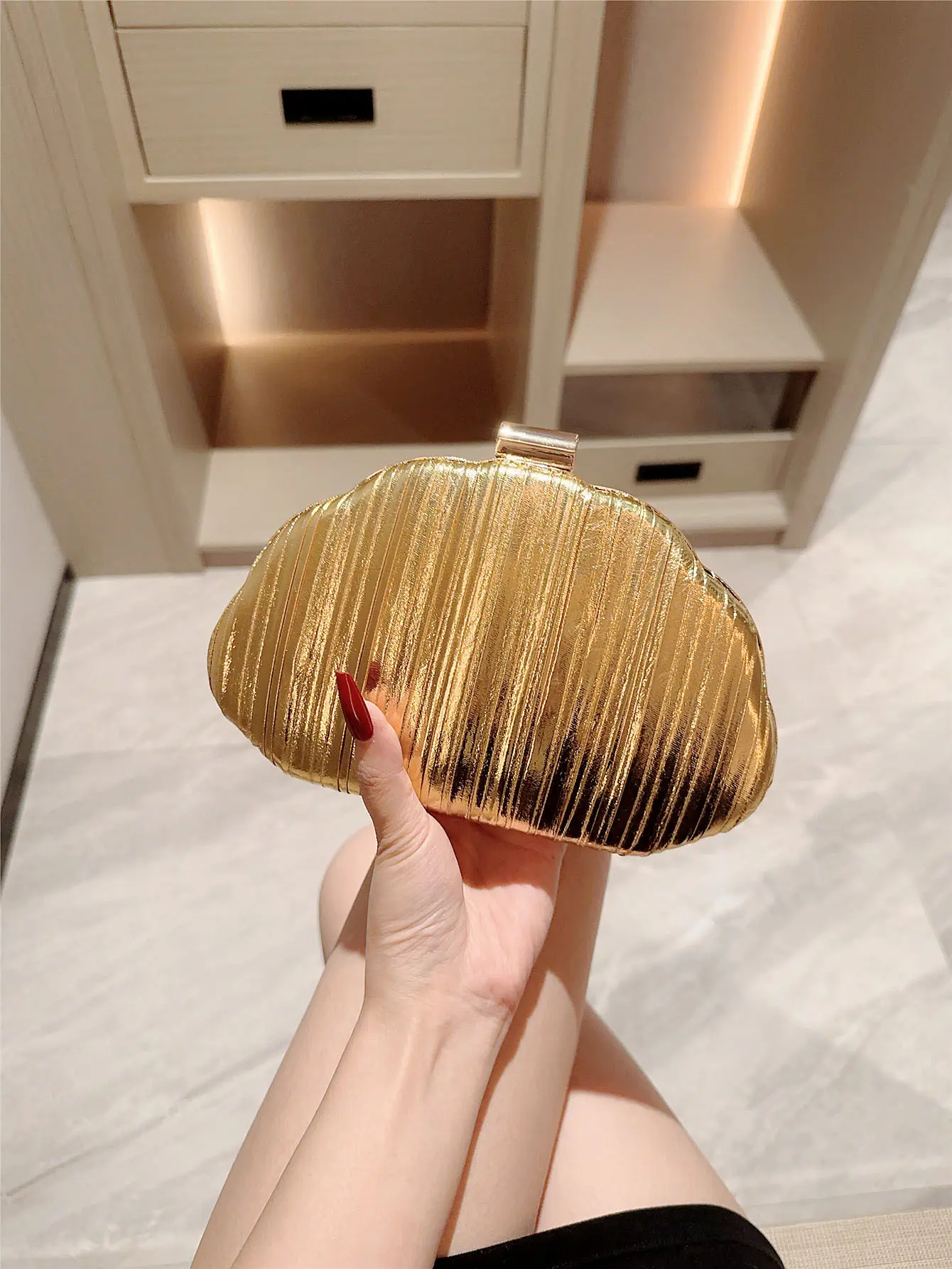 Women's Elegant Fashion Luxe Trendy Clutch Purse - Gold Metallic Pleated Cloud Shape Evening Shoulder Bag, Vertical Stripe Hard Shell, Square Gold Lock Clasp, Shimmery Surface Formal Handbag, Detachable Chain Crossbody for Formal Events, Elegant Clutch