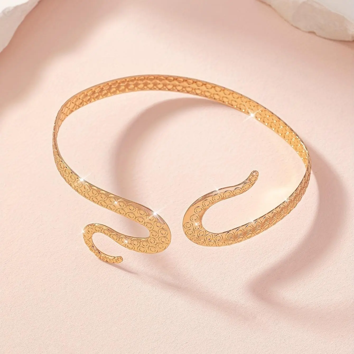 A Minimalist European and American Exaggerated Personality Y2K Hot Geometric Niche Gothic Punk Novel Creative Octopus Foot Serpentine Women's Iron Bracelet