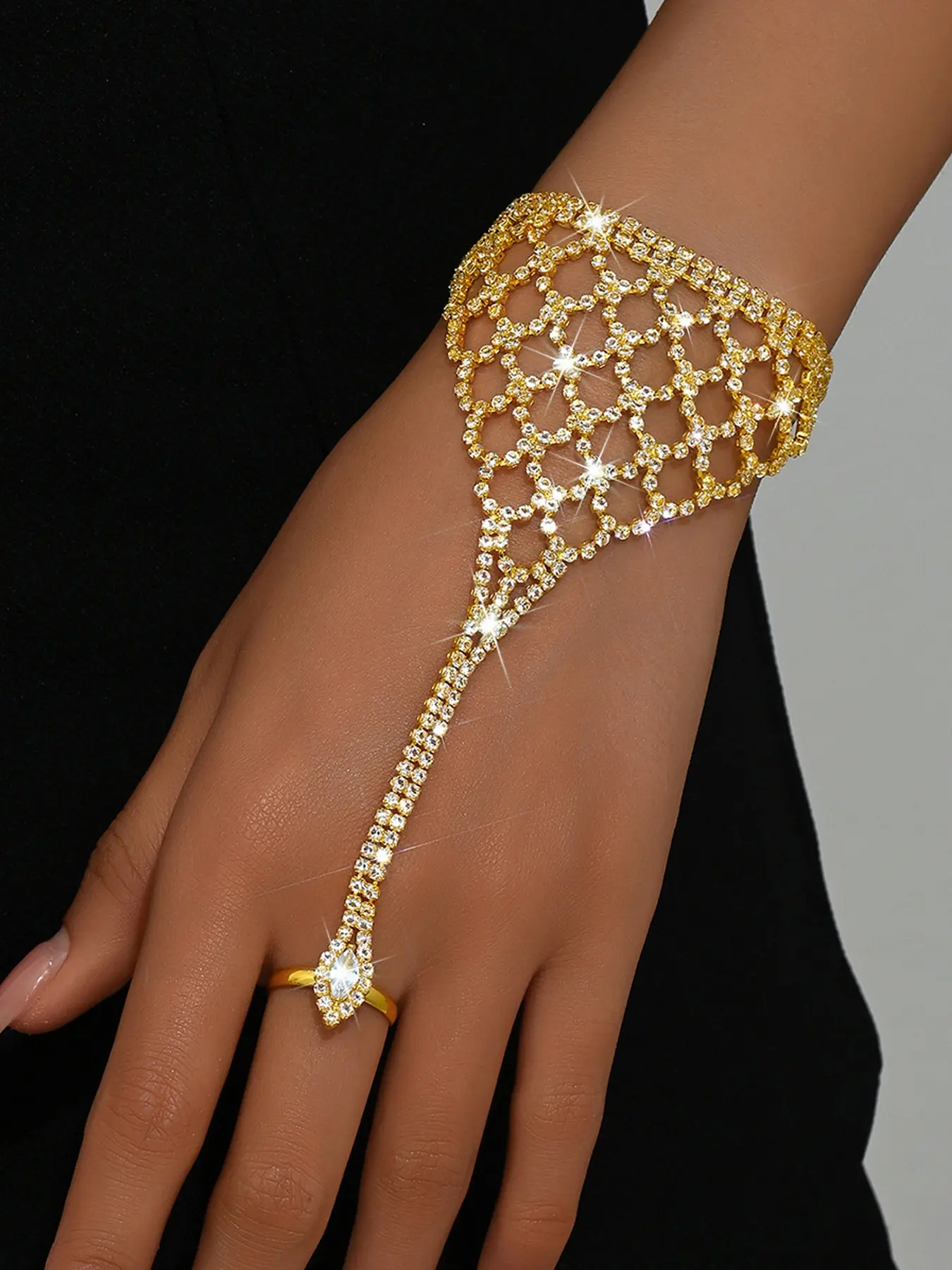 Elegant Grid Rhinestone Interlocking Bracelet, Exquisite Bracelet, Simple Style Women's Party Vacation Design, Fashionable and Unique Hand Jewelry, Rhinestone Decorated Bangle, Rhinestone Bangle Bracelet