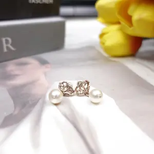 Pre-owned Chanel Pearl Gold Earring T10258942