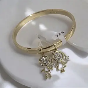 Bangle unisex gold plated con dos dijes unisex