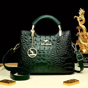 Luxury Green Crocodile-Embossed Handbag for Women - Elegant Shoulder & Crossbody Purse with Detachable Strap, Golden-Tone Hardware, and Sophisticated Chain Detail