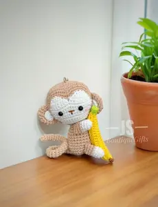 Adorable Monkey Hugging Banana Keychain - Cute Crochet Craftsmanship for Friends & Animal Lovers - Perfect Gift Idea for Various Occasions - Versatile & Fun Animal Keychain