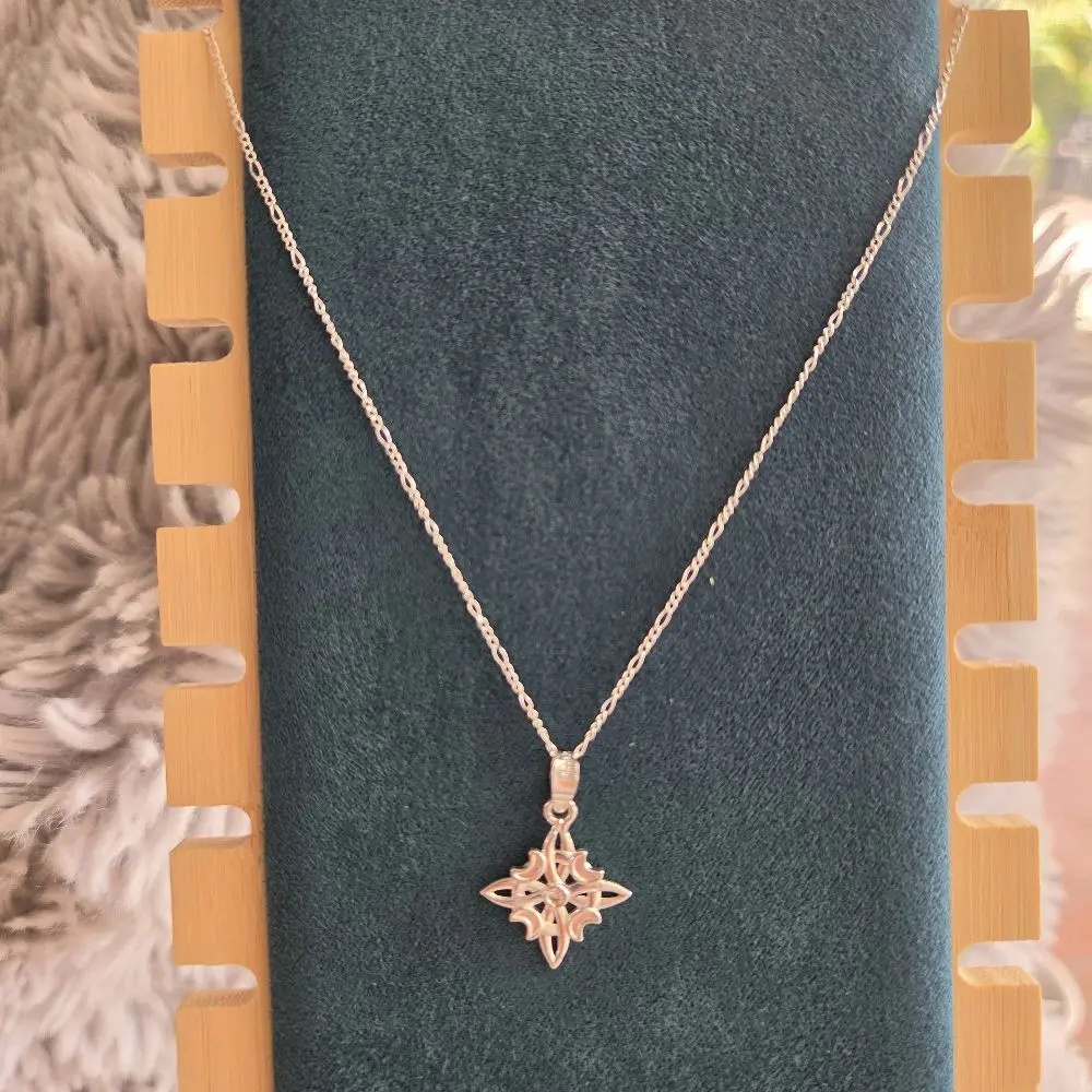 Cadena estilo Fígaro delgada con dije de Nudo de bruja de la suerte. plata .925 Mexicana