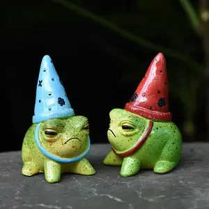 Cute frog wearing a hat, made of resin, Garden accessories, Garden Gnome Statue, perfect for garden and balcony miniature landscape decoration, adorable animal figurine ideal for pairing with succulent plants and a great Christmas or Thanksgiving gift