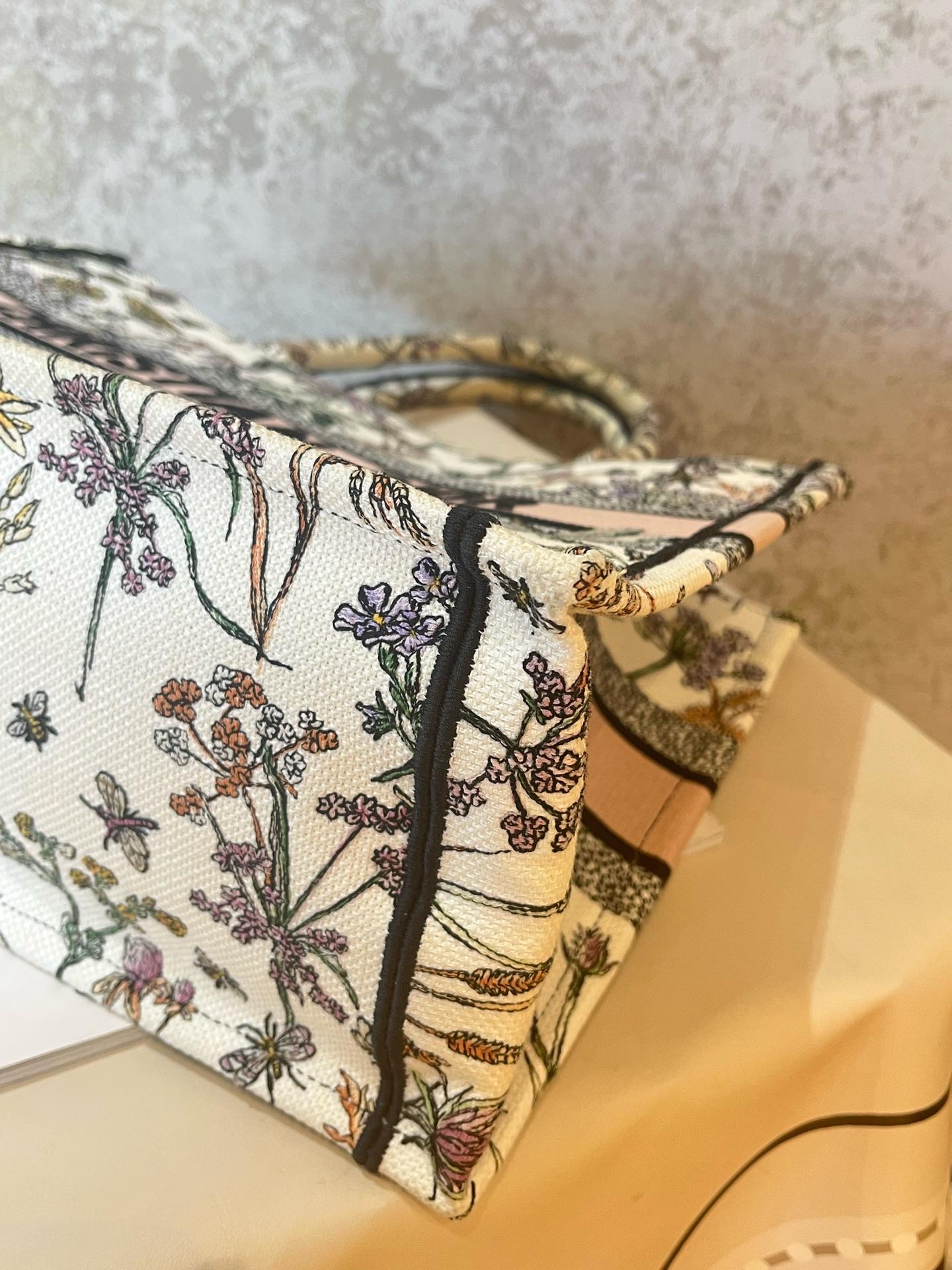 Pre-owned Dior Medium Book Tote from the coveted Florilegio collection, features intricate floral & insect embroidery on white canvas 1919H0553