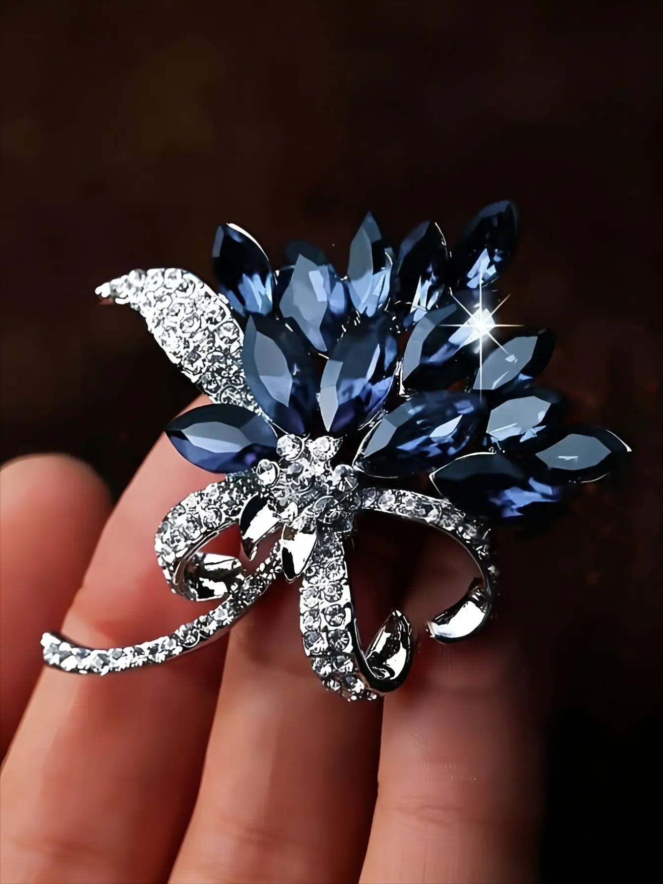 1 Piece of Retro Bouquet Blue Rhinestone Women's Brooch Exquisite and Elegant Party Party Party Top Brooch, Flower Alloy Brooch, Flower Brooch, Flower Brooch Pin