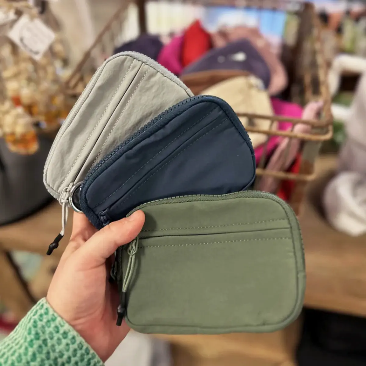 The iris wallet, Summer Trends Hot Sale Women's Wristlet Handbags, With ID Window, Bank Card and Driver License Compartment, Multiple Color Options