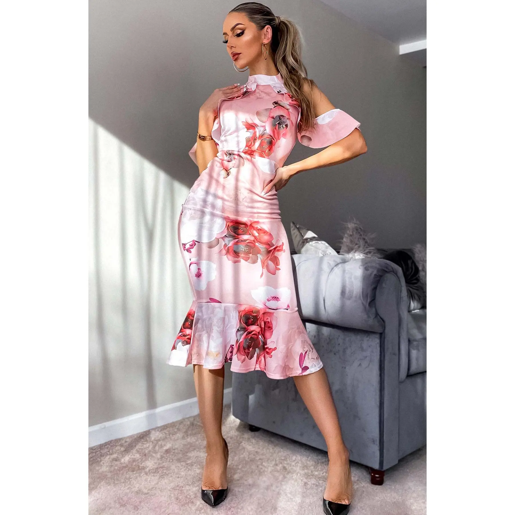 Women's Floral Halter Neck Bodycon Dress, Knee Length Partywear in a Polyester Elastane Blend with Side Frills & Cut Out Back, Formal Wear, Lady, Keyhole Cutout, Button Fasten, Stretch Fabric, Cutout Keyhole, Sleeveless, Cut Out Keyhole Back