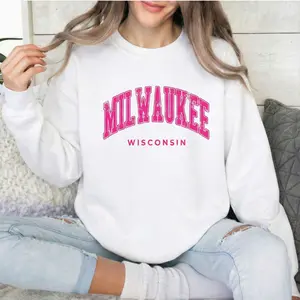 Milwaukee Wisconsin Pink Varsity Letter Graphic Women Sweatshirt Vintage Distressed Preppy Aesthetic Casual Long Sleeve Crewneck Pullover Comfy Fall Winter Top