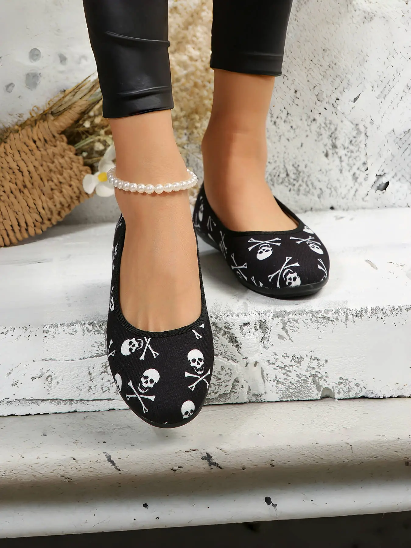 Women's Halloween flats, women's shoes with skull pattern prints, comfortable and lightweight, daily walking flat shoes for women, women's Halloween holiday gift shoes, atmosphere shoes, flats, skull design.