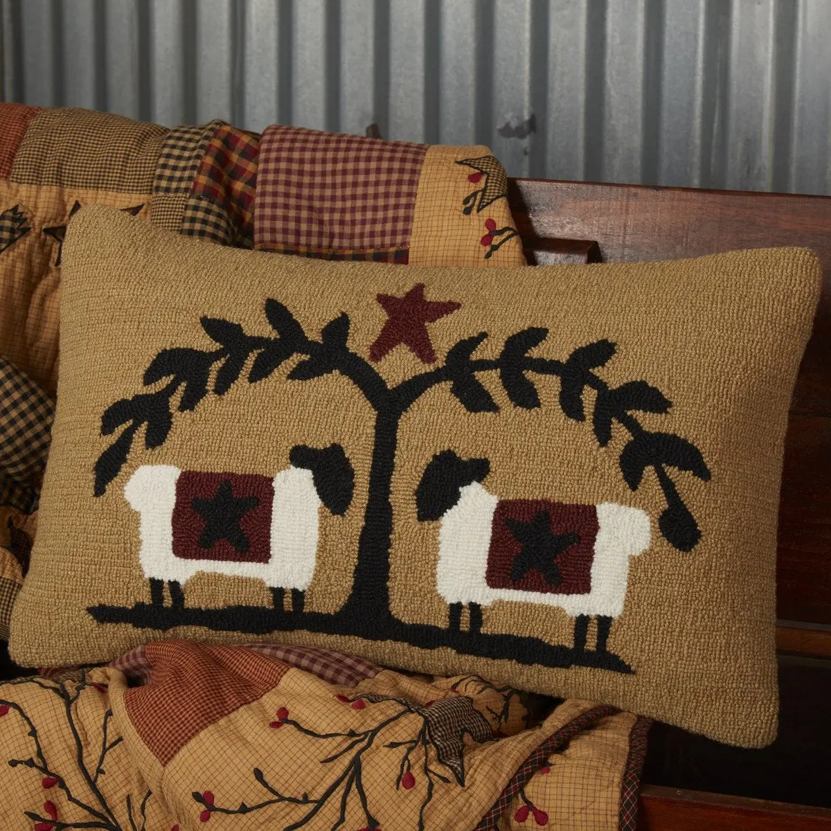 Heirloom Farm Sheep Hooked Pillow, Rustic Home Decoration Accent Pillow for Bedding & Soft Furnishings