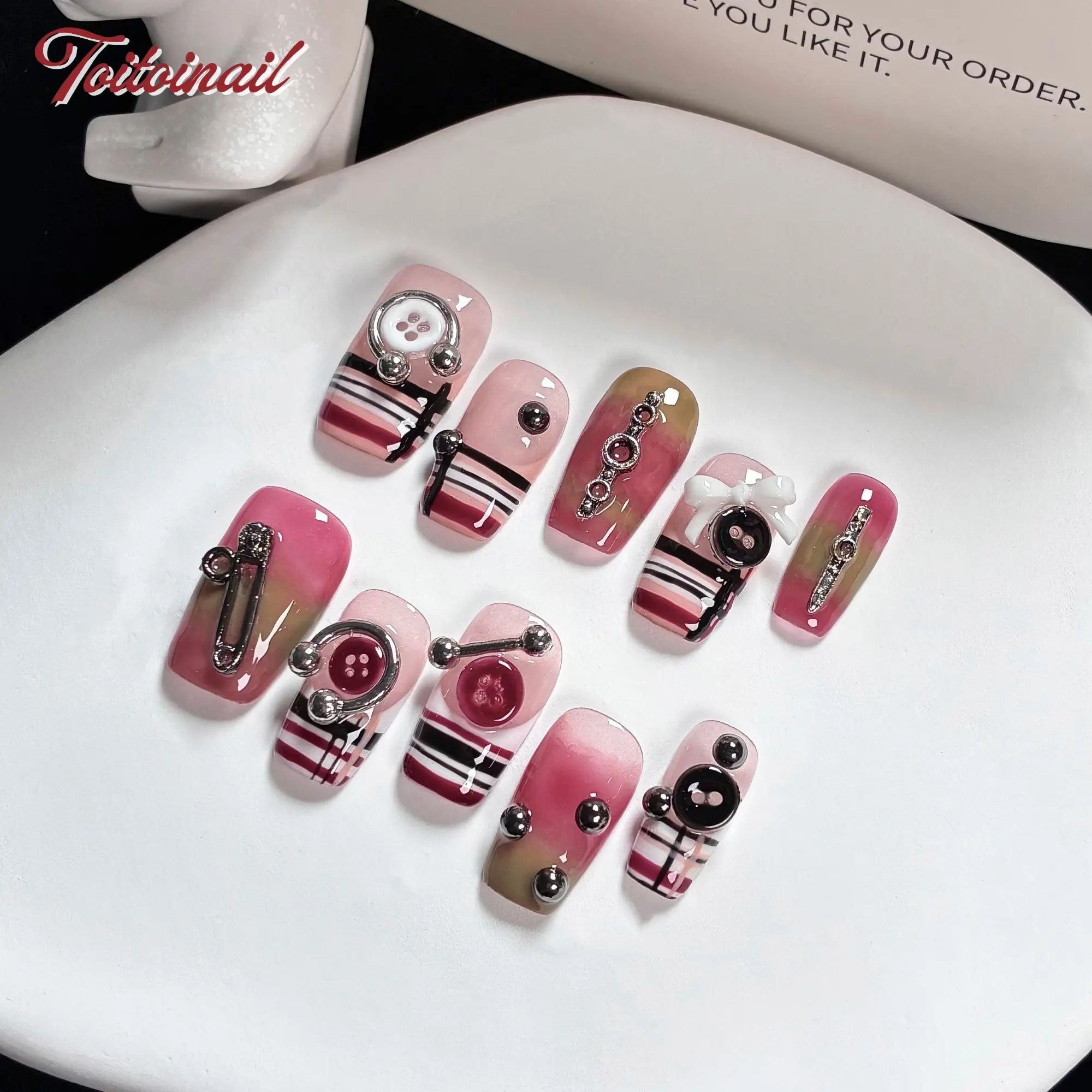 Plaid Badge Handmade Press-On Nails, Salon Quality Nails, Medium Square Shape, 10pcs, Pink Brown Gradient Plaid with Button & Pin Charms, For Daily, Party, High Gloss, Nail Designs, Reusable Handmade DIY Nail Art