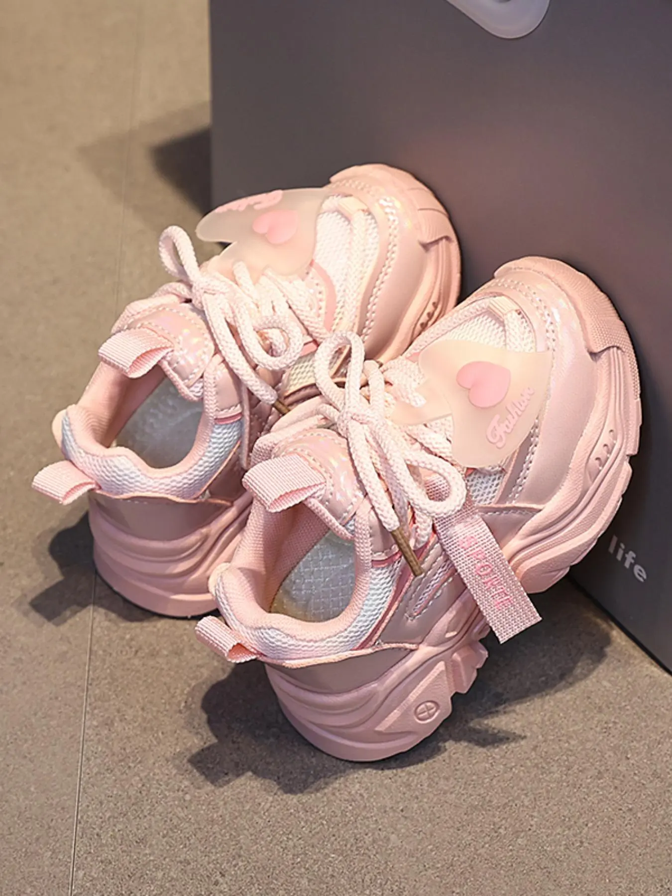 Girl's Heart Pattern Velcro Sneakers, Trendy Trainers, Casual Low Top Comfortable Breathable Sports Running Shoes, All-match Non-slip Sneakers for Daily Wear, Casual Breathable Footwear