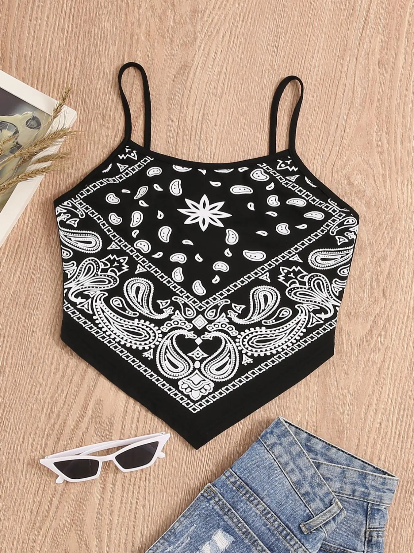 Women's Paisley Print Asymmetrical Hem Crop Cami Top, Summer Clothes Women, Boho Style Sleeveless Cropped Top for Summer, Fashion Casual Ladies Top fo
