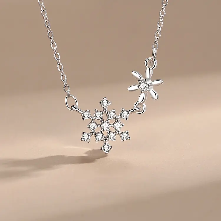 OIDEA Women's 925 Sterling Silver Adjustable Snowflake Necklace - Crystal-Style Bling Cubic Zirconia Pendant, Dainty Winter Christmas Jewelry Gift, Adjustable Pendants Necklaces, Crystal-Style Necklaces