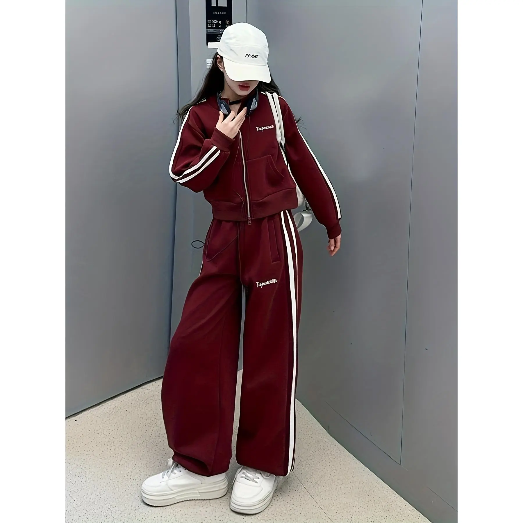 Girls' Korean-style retro sports suit with contrasting color stripes and letter embroidery jacket, striped sports pants, girls' outfit, teenage women's clothing - Spring and Autumn holiday wear, trendy items for girls - Suitable for daily outings, school