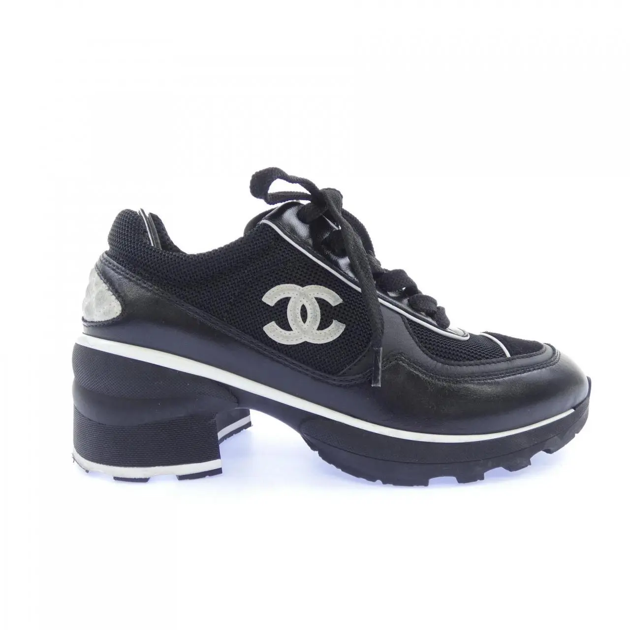 Pre-owned CHANEL Calfskin Small Leather Goods Sneakers