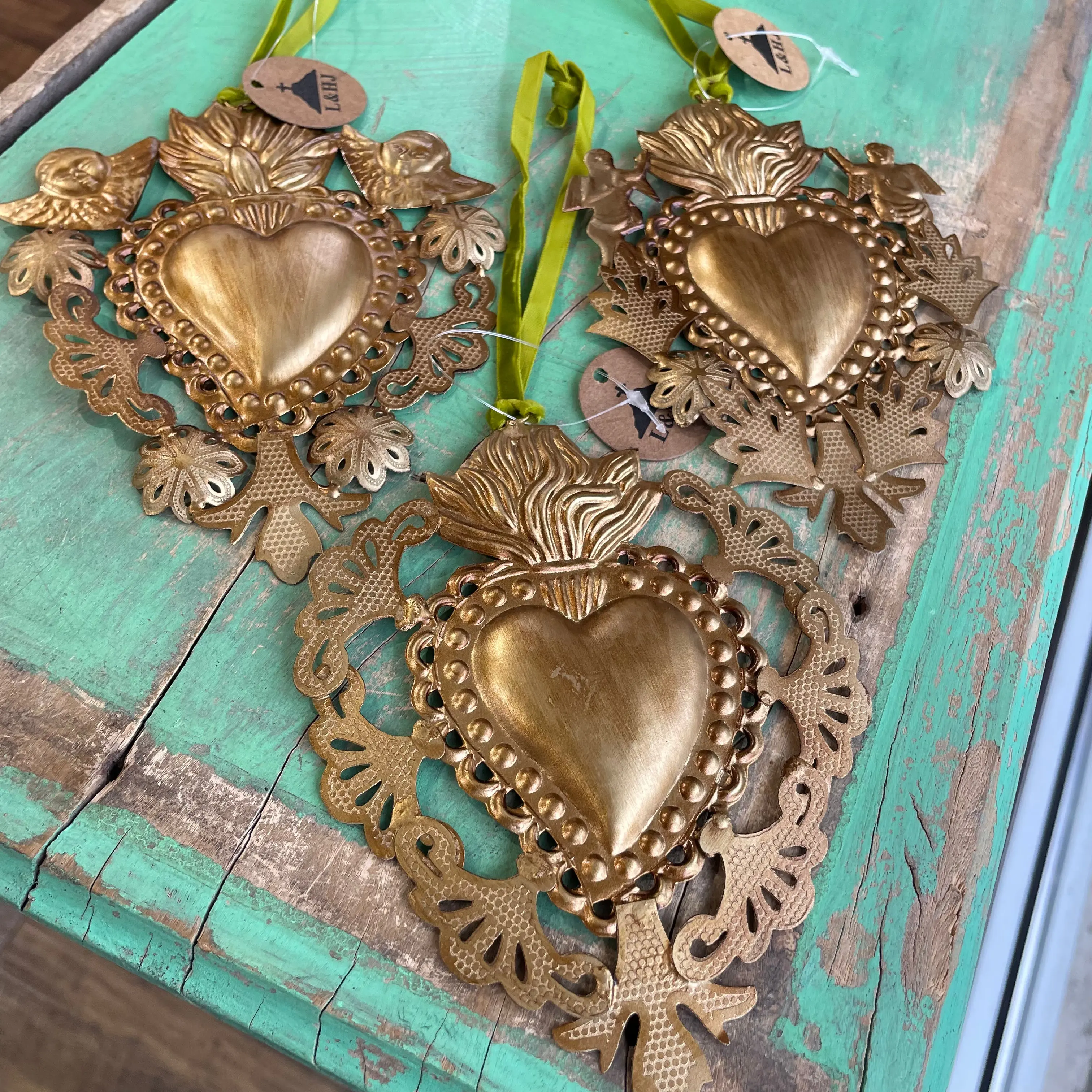 Cutout Brass Sacred Heart Ornaments - Decorative Metal Decoration for Home Decoration with Heart-Shaped Design