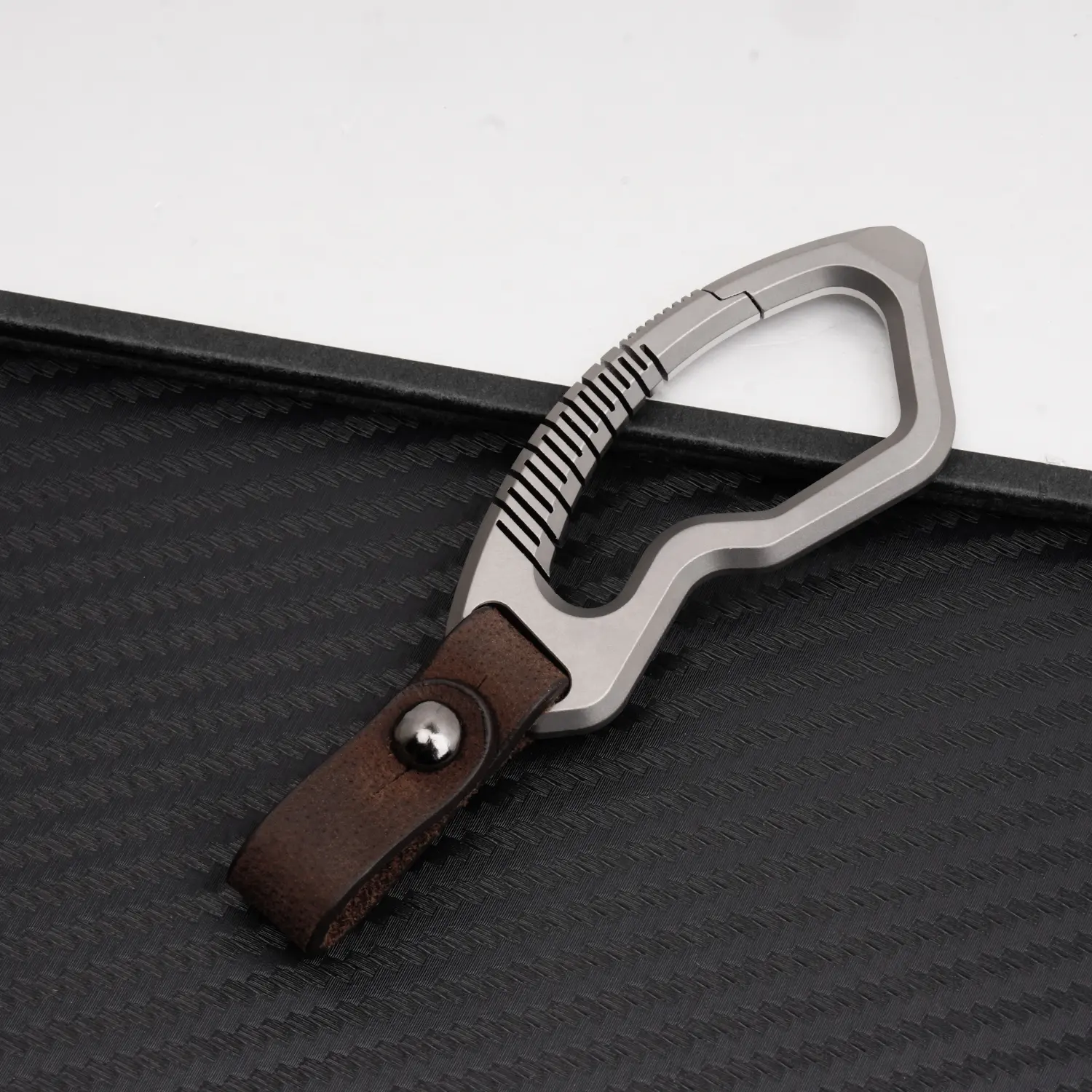 Titanium Alloy Keychain, No Spring Leather Strap Car Key Connector, Premium Universal Key Ring for Men Women, Durable and Stylish Accessory