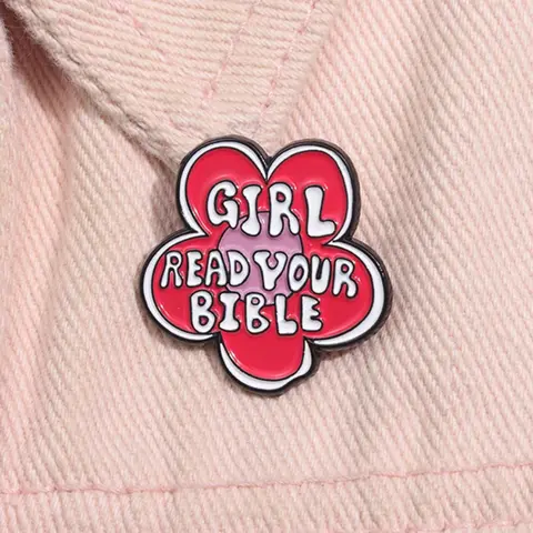 Cute Flower Design Brooch, Fashion Accessory, Fashionable Letter Pattern Brooch for Women & Men, Pink Enamel Pin Suitable for Backpacks, Jeans, Scarves, Hats Decoration, Clip