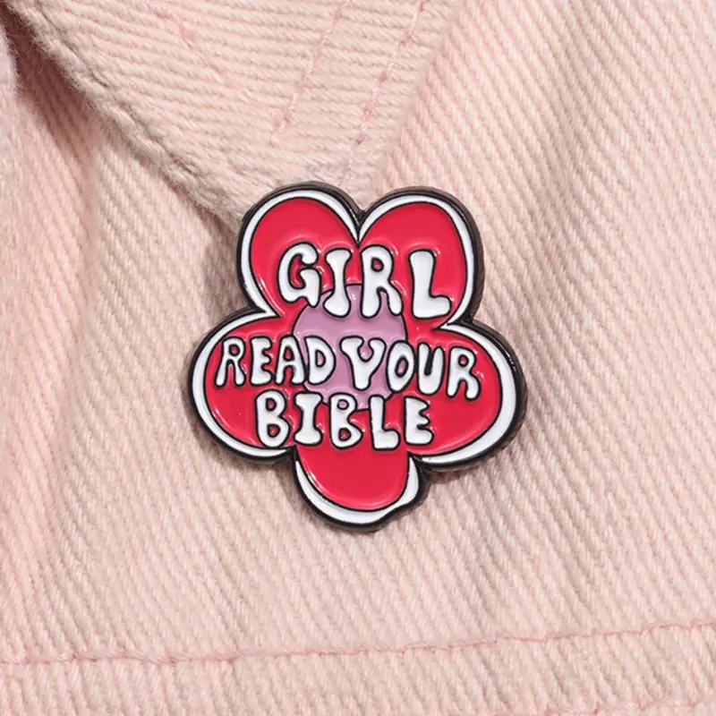 Cute Flower Design Brooch, Fashion Accessory, Fashionable Letter Pattern Brooch for Women & Men, Pink Enamel Pin Suitable for Backpacks, Jeans, Scarves, Hats Decoration, Clip