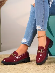 Ladies' thick soled loafers with metal buckle decoration, comfortable and supportive, suitable for work and formal occasions, fashionable footwear