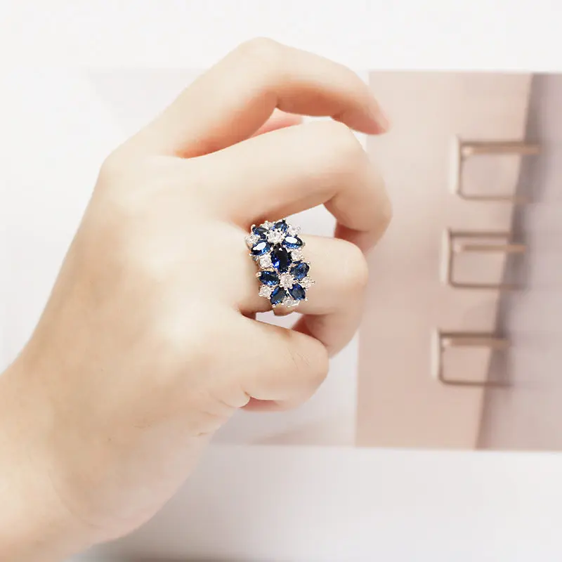 Classic Floral Cluster Ring for Women with Pave Set Cubic Zirconia, Adjustable Multi-Size Brass Band, Ideal Engagement Statement Jewelry, Messing, Customizable Fit, All Compatible, Female, Engagement Gift Ideas, No. 6, Adjustable Size, Engagement Rings