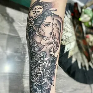 A Set of 6 Large Temporary Tattoo Sticker, Using the Herbal Pattern of Geisha Elements, Lasting for 7-15 Days, Waterproof and Anti-Friction, the Effect Is Realistic, Suitable for People Who Are Afraid of Pain and Do Not Want to Get Permanent Tattoo.