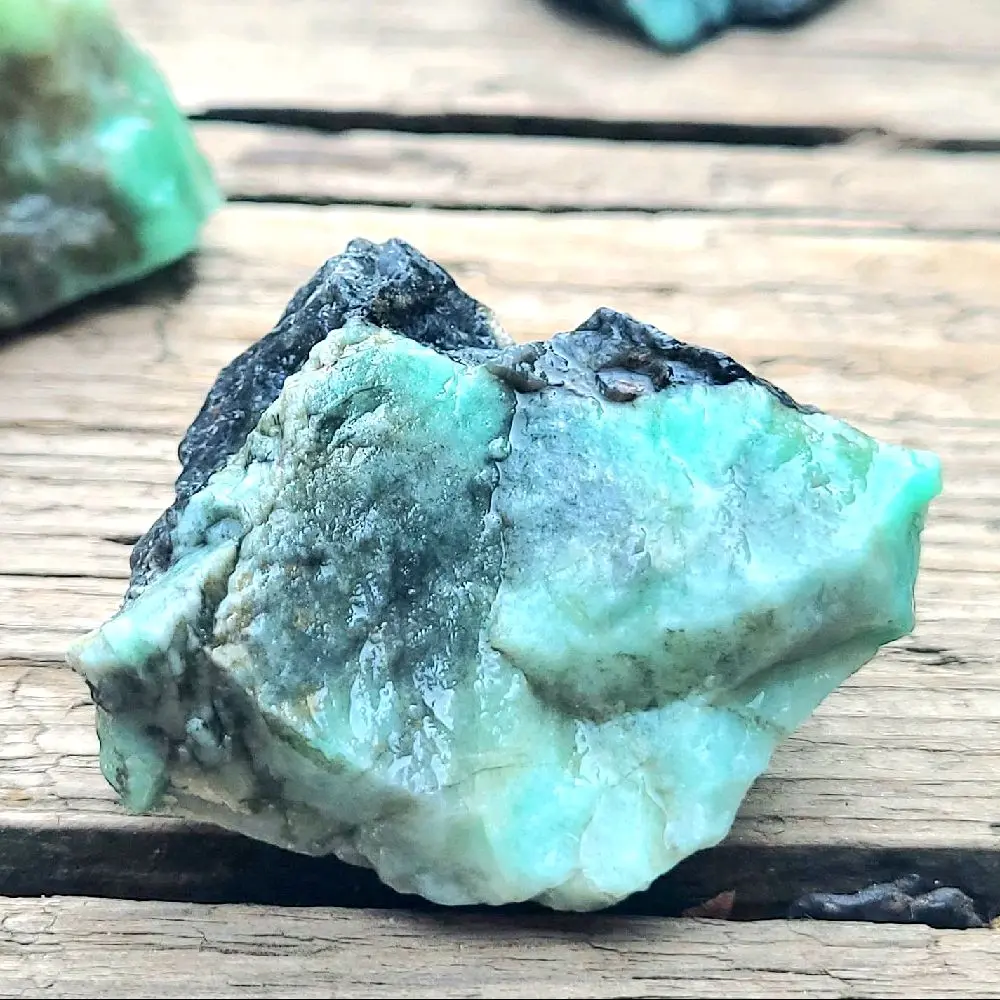 1 random emerald in matrix piece