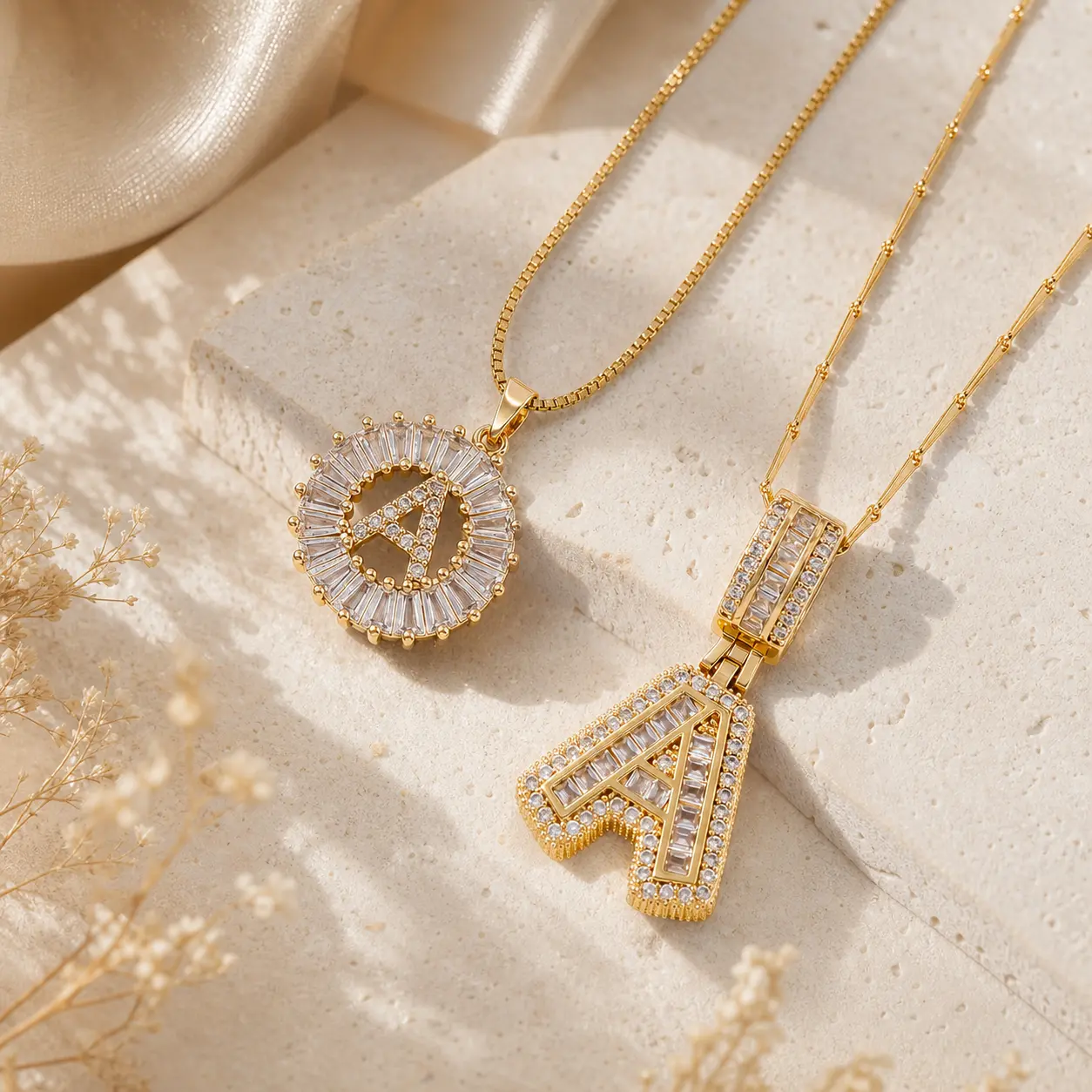 Personalized letter necklaces, gold-plated letter pendant necklaces, sparkling cubic zirconia letter jewelry, diamond-studded letter pendant necklaces, exquisite crystal necklaces, trendy accessories, simple everyday necklaces, custom letter necklaces
