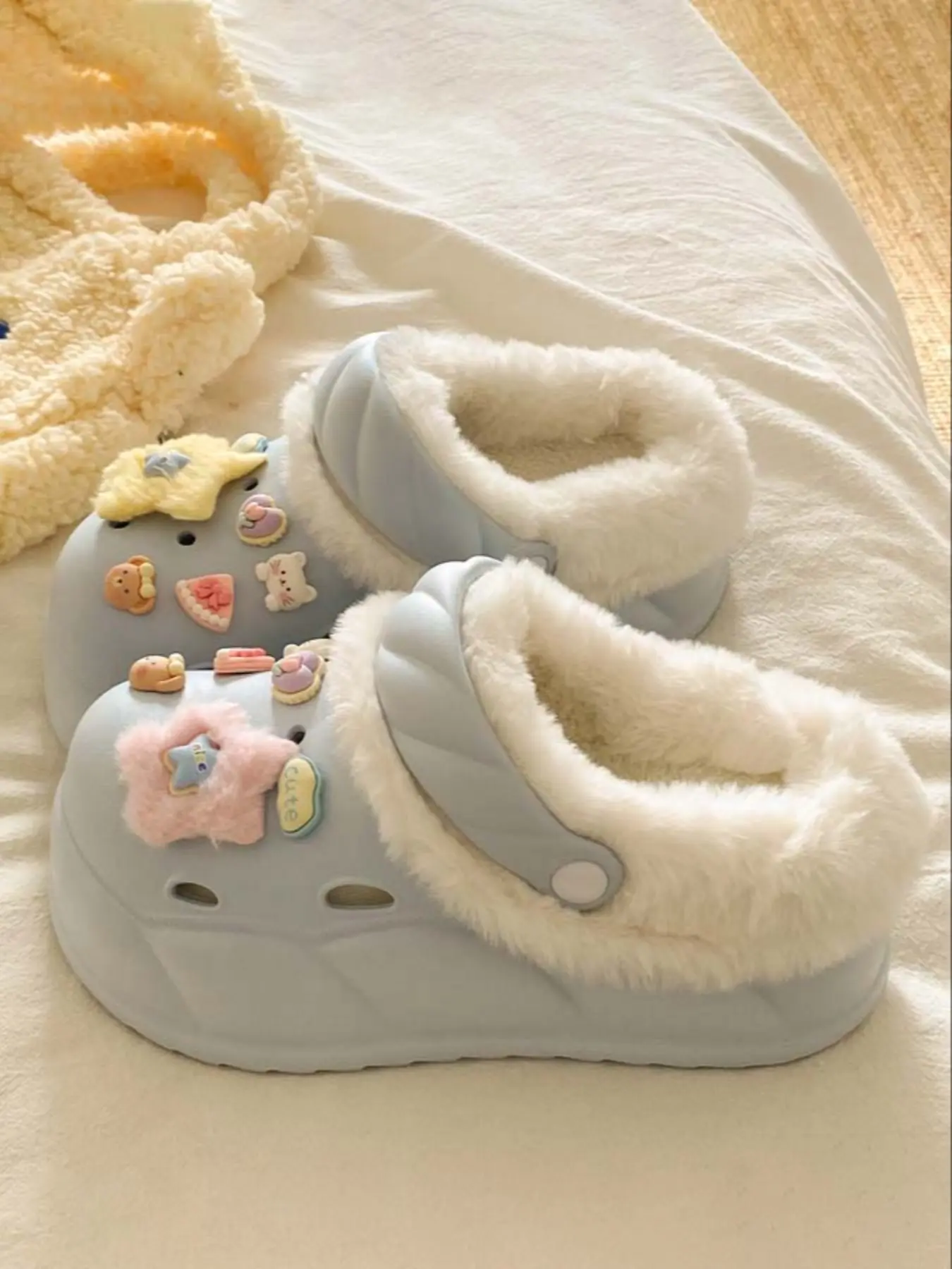 New Fashion Casual Fuzzy Hole Shoes, House Slippers, Soft Slippers, Thick Soled Slippers, Cute Star Thick Sole Anti-Slip Warm Winter Footwear, Comfortable and Stylish for Daily Wear, Home Slippers, Indoor Shoes
