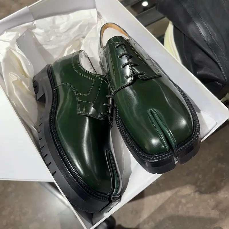 Retro glossy men’s leather dress shoes, solid color minimalist business-casual loafers, thick flat design that absorbs shock and cushions feet, shiny leather with a premium feel, wide toe box prevents squeezing, breathable lining for long-lasting comfort,