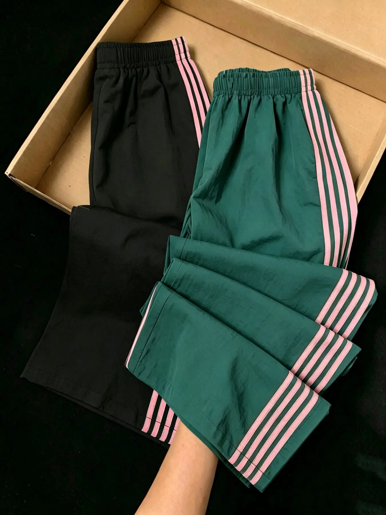 Women's Sporty Athletic Loose Straight Leg Pants, Elastic Waist Design, Side Stripes, Comfortable Fit, Casual Long Pants, Athleisure Style Pants for All Seasons, Athleisure Style Bottoms, Casual Sports Bottoms