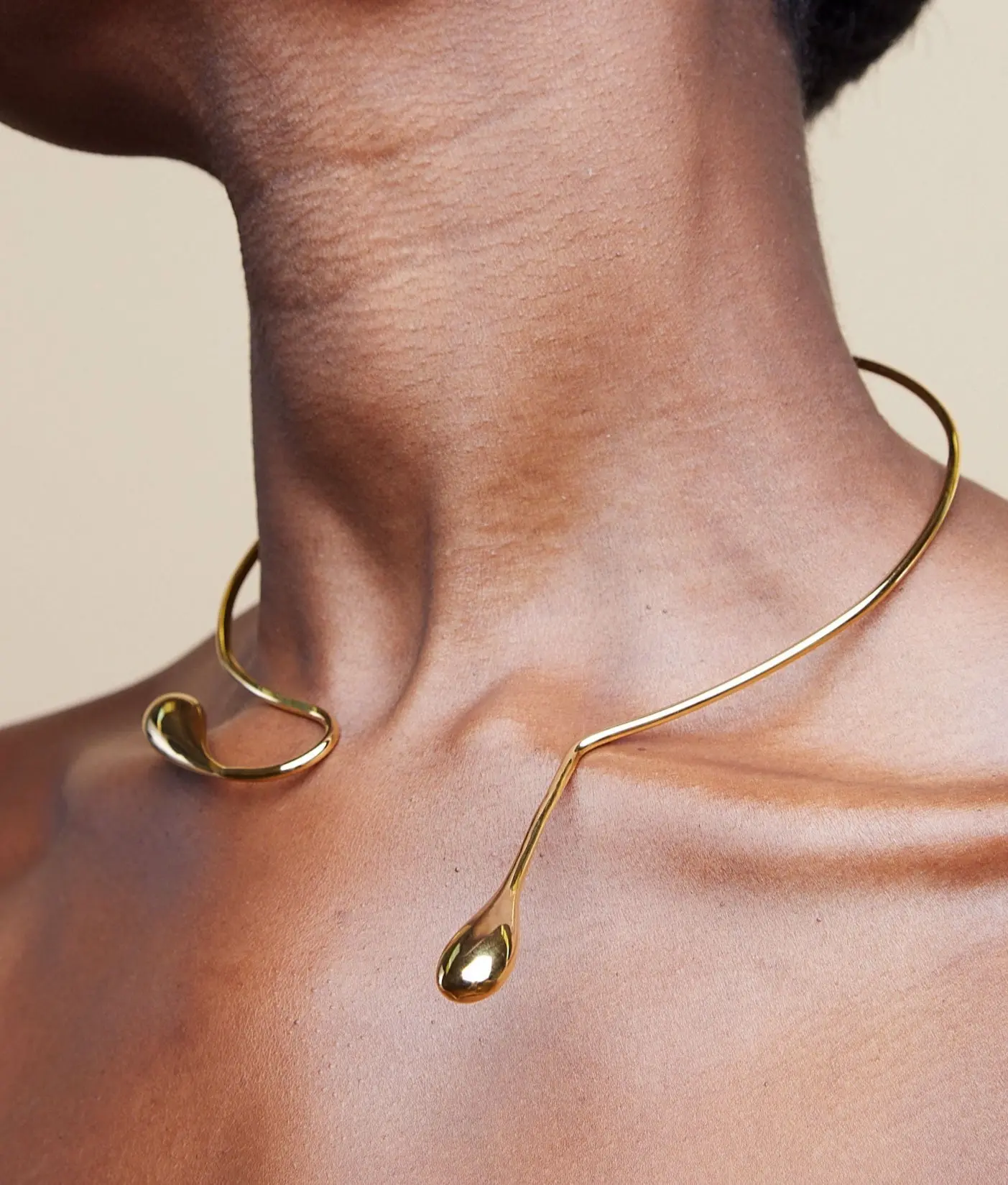 LOLA 18K Gold-Plated Brass Open Choker Necklace with Water Drop Tips Minimalist & Contemporary Design Hypoallergenic for Evening Wear