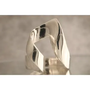 Lazo de Plata – 8 Grams Of 925 Sculpted Silver Statement Ring