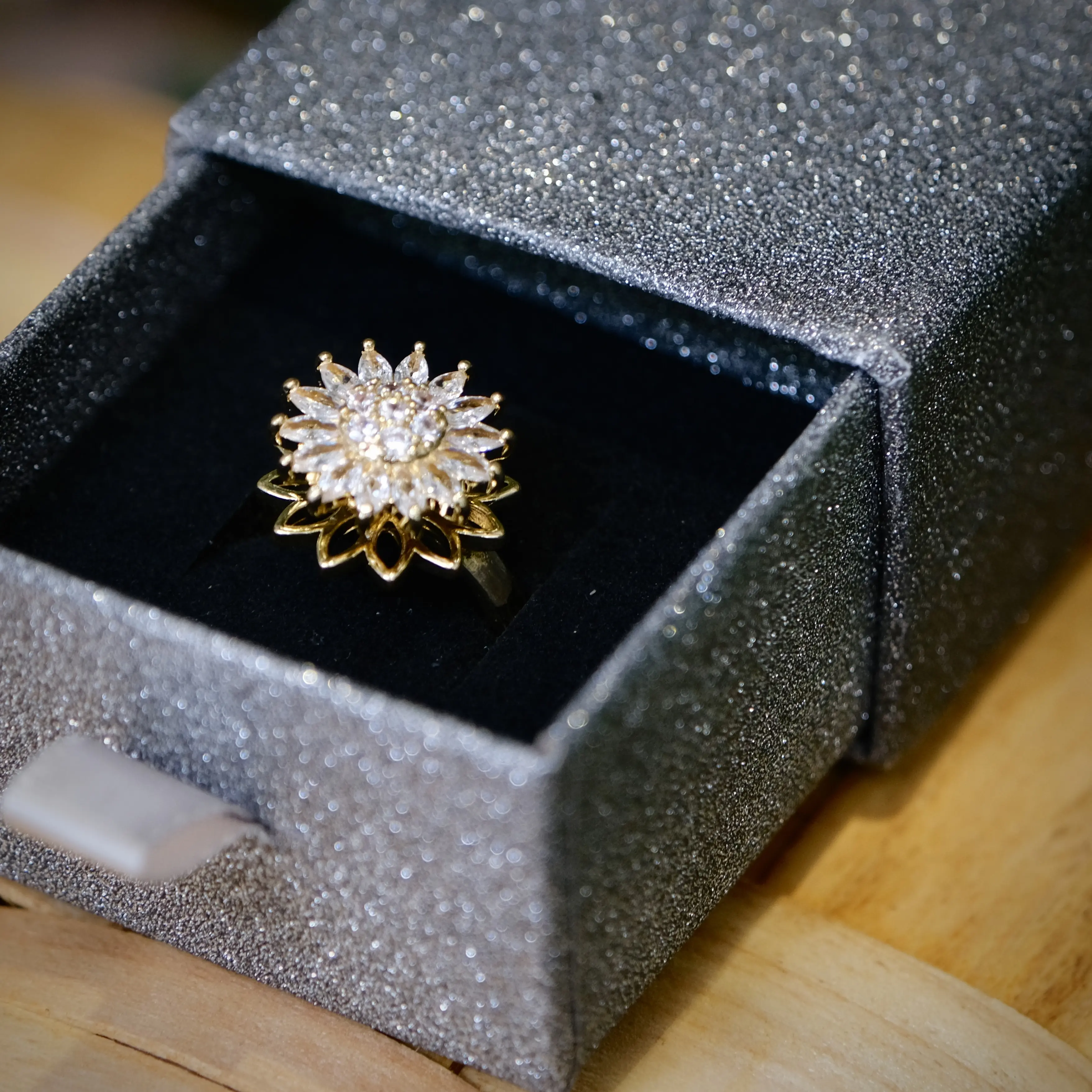 Women's Adjustable Gold-Plated Sunflower Fidget Spinner Ring - Cubic Zirconia Artificial Crystal Cluster Ring, Anxiety Relief Fashion Jewelry, Daily Wear Gift with Included Box, Artificial Crystal Ring Geometric Design Ring