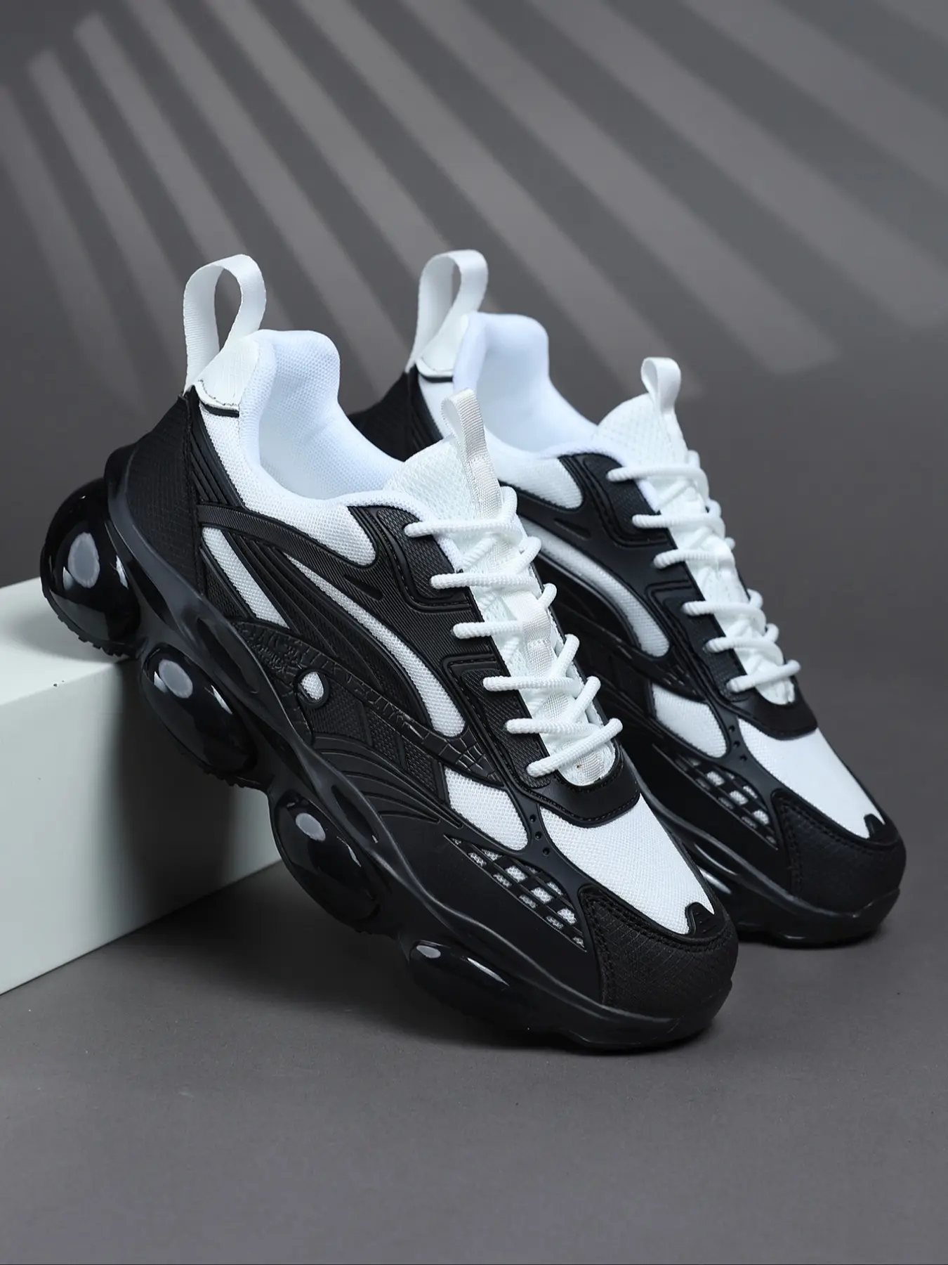Men's Lightweight Running Shoes Breathable Low Top Sports Sneakers Shock Absorbing Rubber Sole Casual Training Shoes Running Sports Footwear
