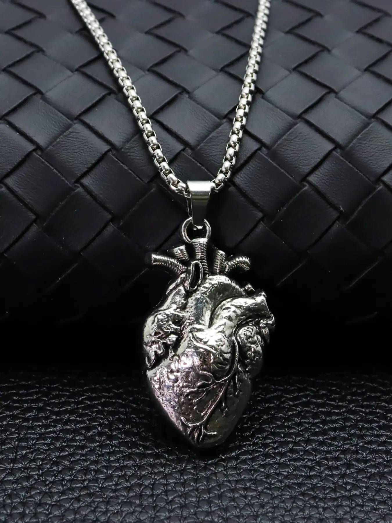 Anatomical Style Heart Pendant Necklace, Titanium Steel Chain, Alloy Pendant, Gothic Punk Style Jewelry, Unisex Dark Aesthetic Fashion, Heart Shaped Necklace, Wearable Jewelry