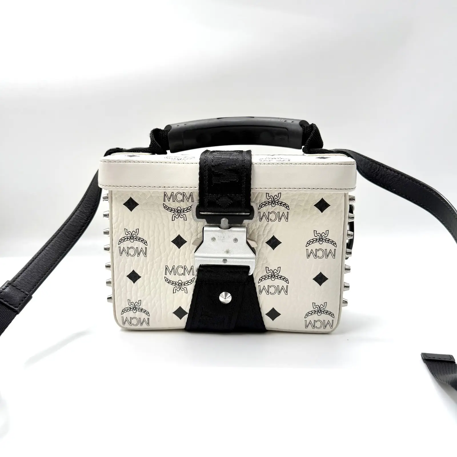 Pre-owned MCM As Shown Crossbody Bags HZ 5556 off white Visetos printed leather crossbody bag 26.06.23