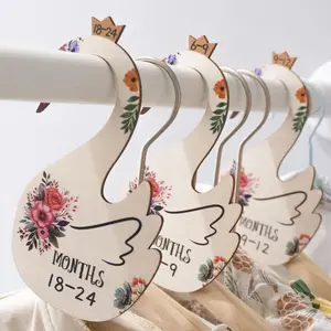 Wooden Swan & Flower Pattern Hanger (7counts/set), Cartoon Swan Shaped Baby Clothes Separator, Home Organizer for Baby Wardrobe, Vintage Wooden Hangers