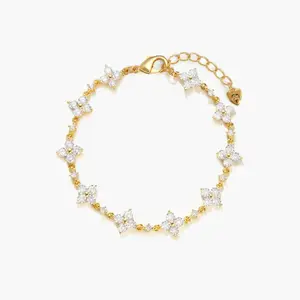 en route Sparkle Clover Bracelet in Gold, Lucky Clover-inspired Everyday Jewelry, Perfect Piece Essential for Stacking, Layering and Chic Outfits