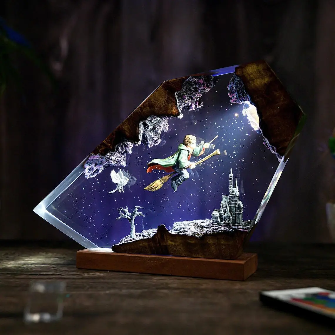 Handmade Epoxy Resin Night Light Magician Flying Broomstick Hogwarts Castle Diorama Lamp, Magic Owl Scene Wood Resin Art Lamp, Magical Desk Decor, Surprise Birthday Christmas Gift For Potter Fans, Bedroom Ambient LED Lighting Collectible Ornament