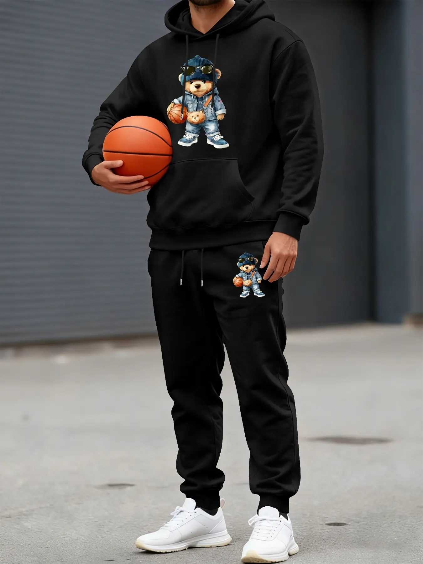 Men's 2-Piece Sporty Set, Bear Holding Basketball Print, Fleece Hoodie and Drawstring Pants, Fall & Winter Street Fashion