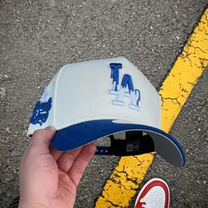 Los Angeles Dodgers New Era 9FORTY Snapback Baseball Cap – Dark Green Flat Brim Hat with White LA Logo & Anniversary Side Patch, MLB Streetwear Headwear