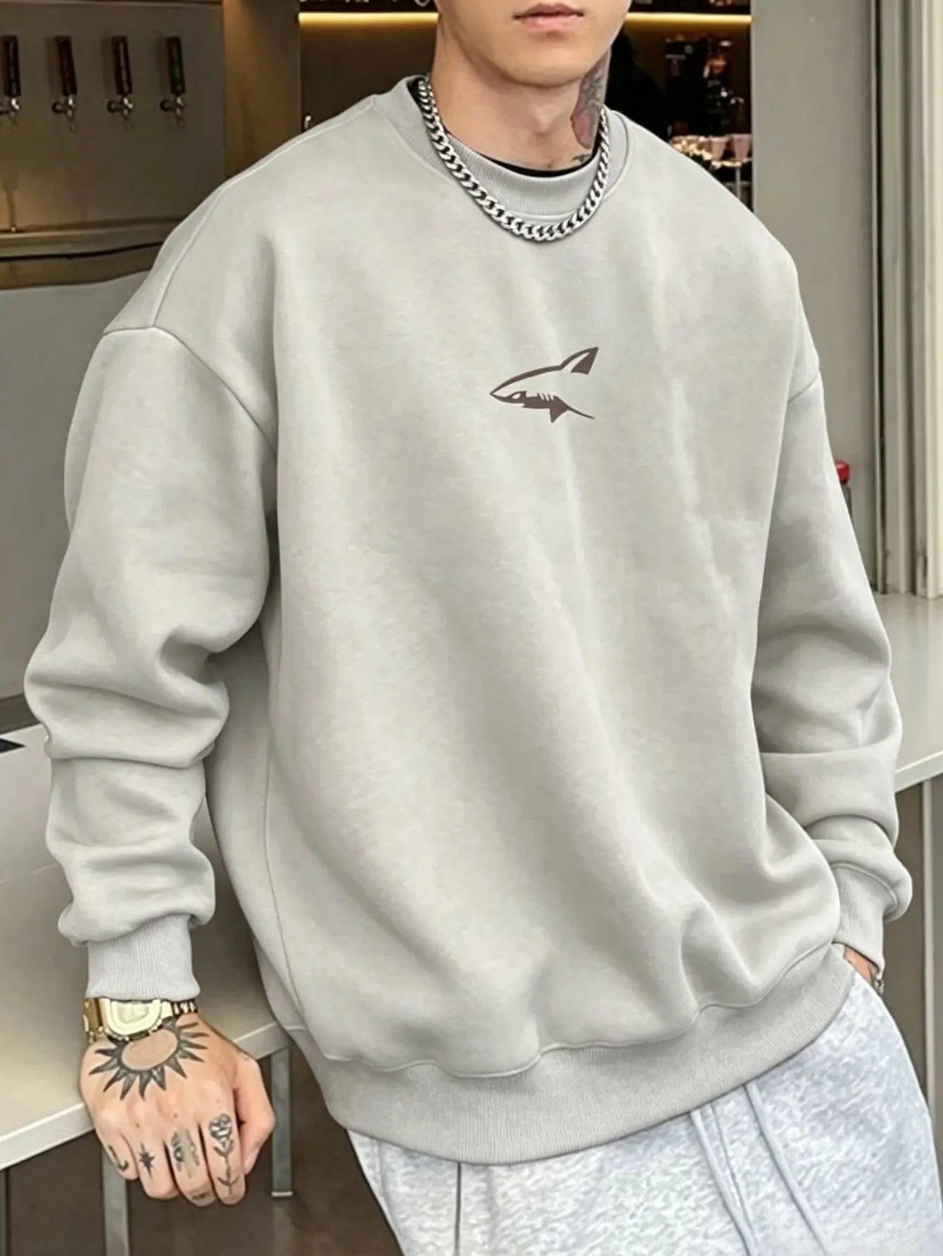 Men’s casual light khaki crewneck sweatshirt with small shark logo, loose drape, solid color, pullover long sleeves