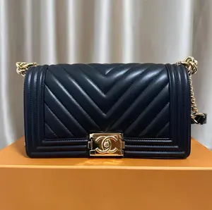 Pre-owned CHANEL calf leather Crossbody Bags pre owened Boy Bag Chevron Quilted Black Calfskin with Gold Hardware – Medium Size