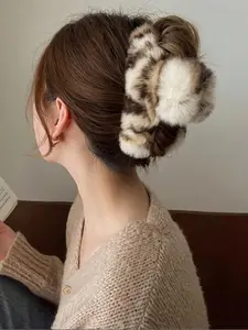 Rex Rabbit Fur Hair Claw, Cute Fluffy Hair Claw, High-end Fashion Elegant Daily Versatile Hair Claw Accessories for Women, Fuzzy Hair Clip